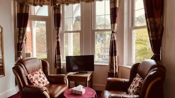 Balcony Room | Desk, soundproofing, iron/ironing board, free WiFi