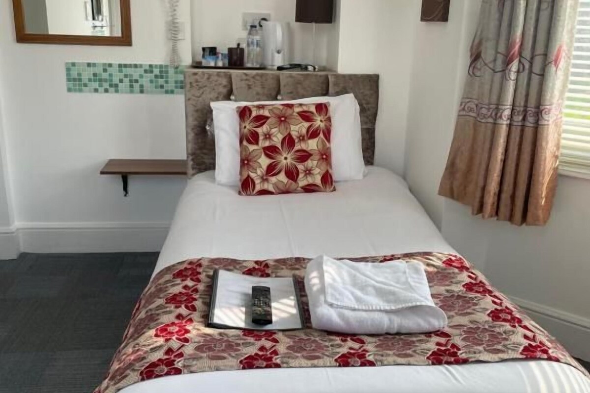 Single Room | Desk, soundproofing, iron/ironing board (on request), WiFi (free)