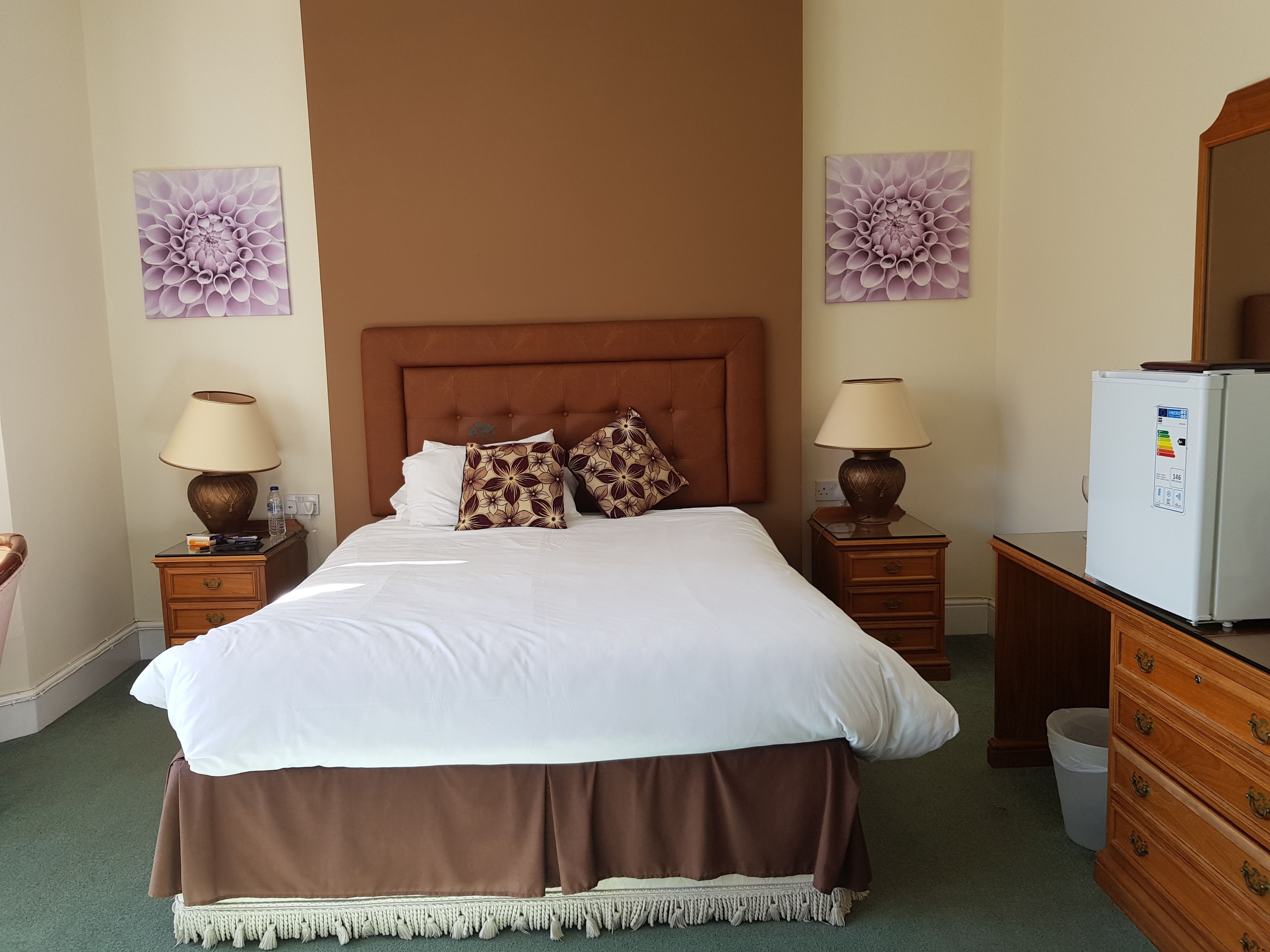 مكتب وتجهيزات عازلة للصوت ومكواة/لوح كي وواي فاي مجانًا