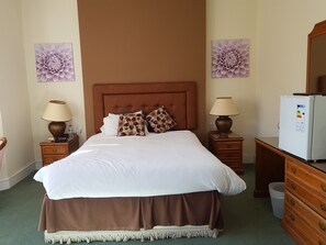 Bureau, système d’insonorisation, fer et planche à repasser