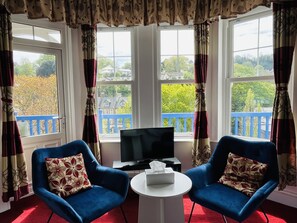 مكتب وتجهيزات عازلة للصوت ومكواة/لوح كي وواي فاي مجانًا