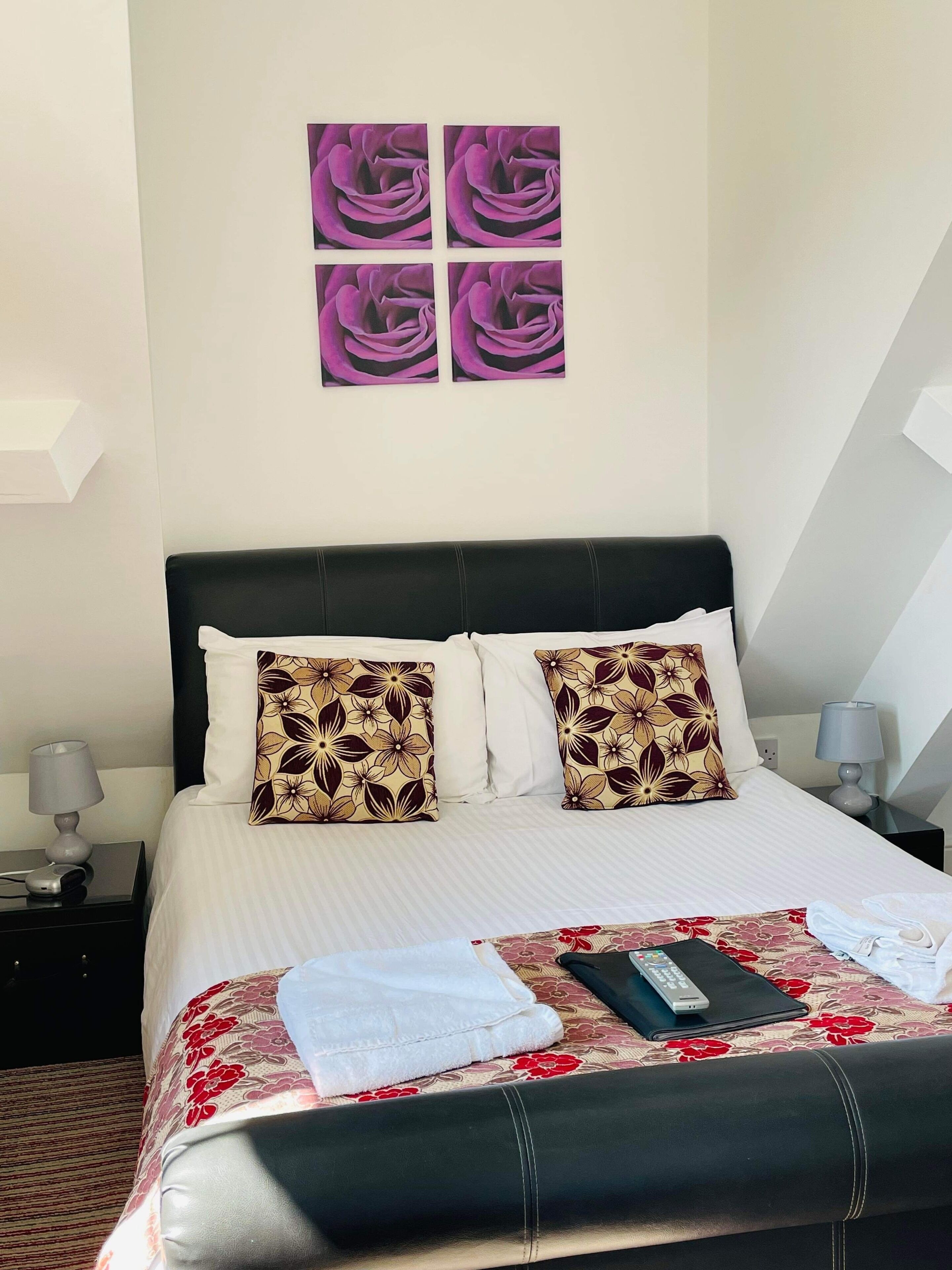 Quarto casal urbano | Escrivaninha, quartos à prova de som, ferros/tábuas de passar roupa