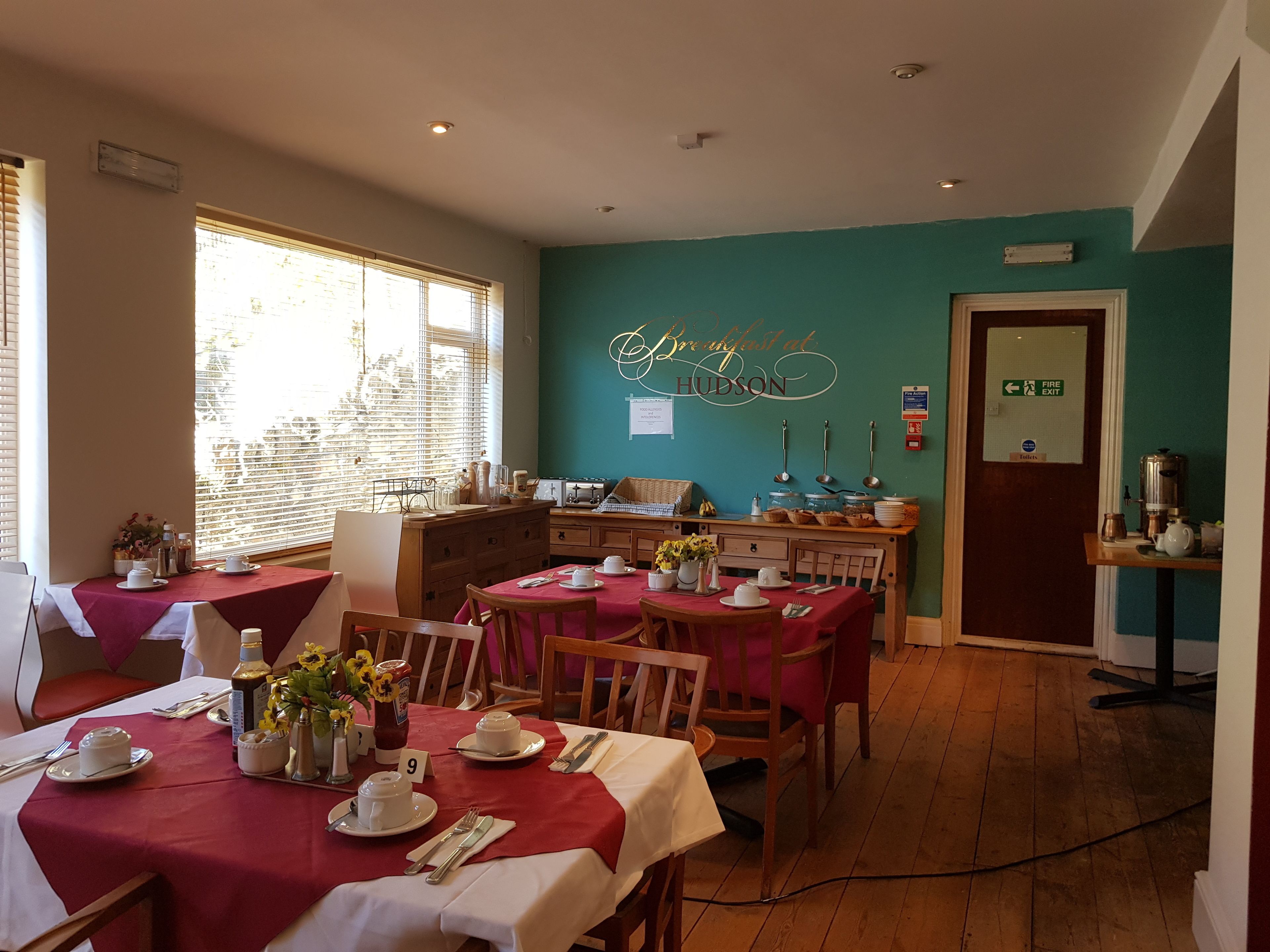 Se ofrece un desayuno inglés (7.5 GBP por persona)