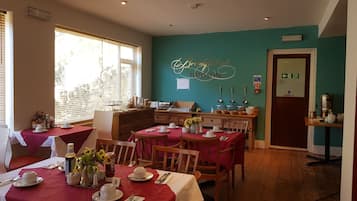 Se ofrece un desayuno inglés (7.5 GBP por persona)