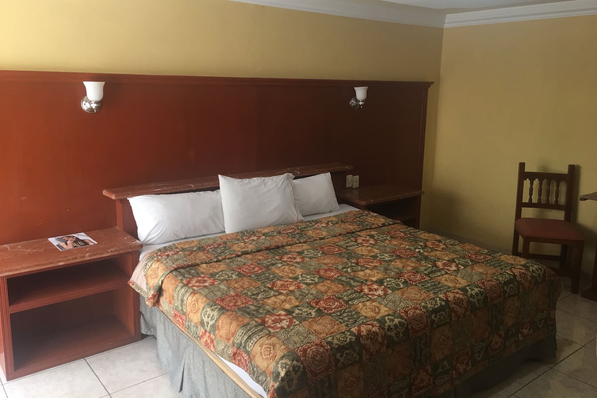 Habitación económica, 1 cama King size | Wifi gratis y ropa de cama