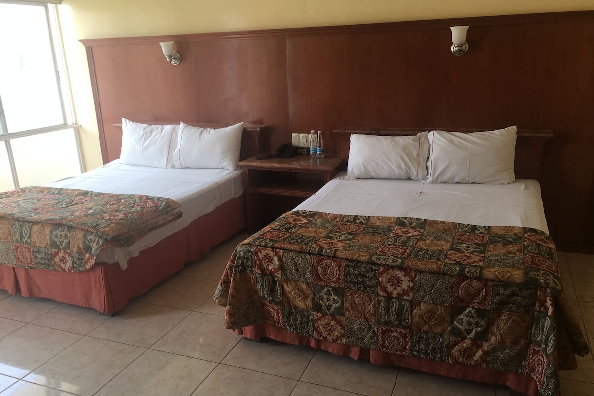 Habitación económica, 2 camas matrimoniales, para no fumadores | Wifi gratis y ropa de cama