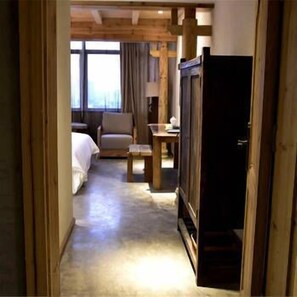 A hotel room with a bed, a desk, a chair, and a television. - Chenxi Fengqing Hotel (Zhaoqing)