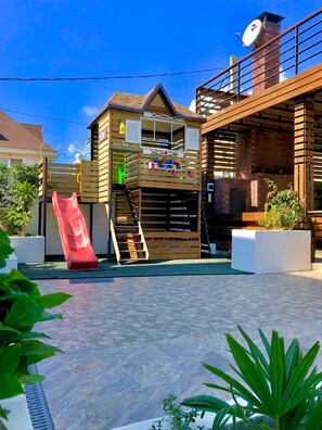 Children’s play area – outdoor