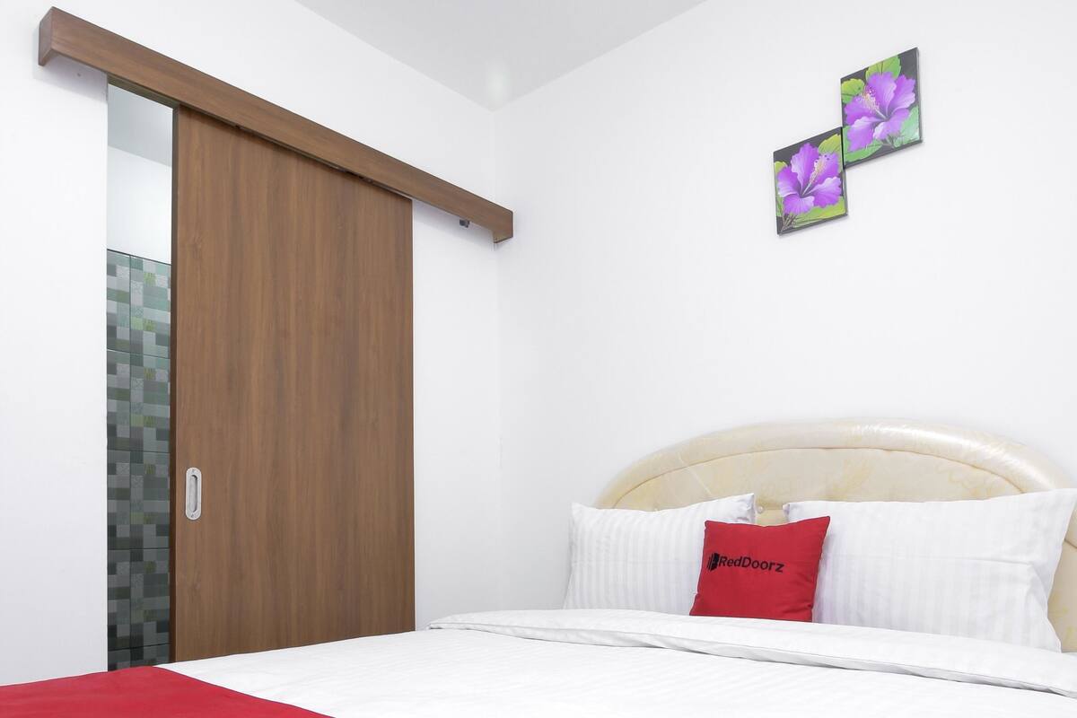 Double Room | Desk, free WiFi, bed sheets