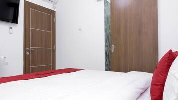 Double Room | Desk, free WiFi, bed sheets