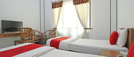 Twin Room | Desk, free WiFi, bed sheets