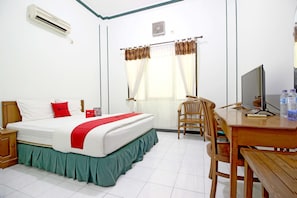 Desk, free WiFi, bed sheets - RedDoorz near XT Square Yogyakarta (Yogyakarta)