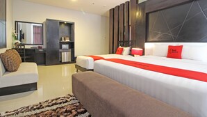 Family Room | Desk, free WiFi, bed sheets - Reddoorz Premium near Sleman City Hall (Sleman)