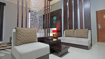 Executive Room | Living room | Flat-screen TV