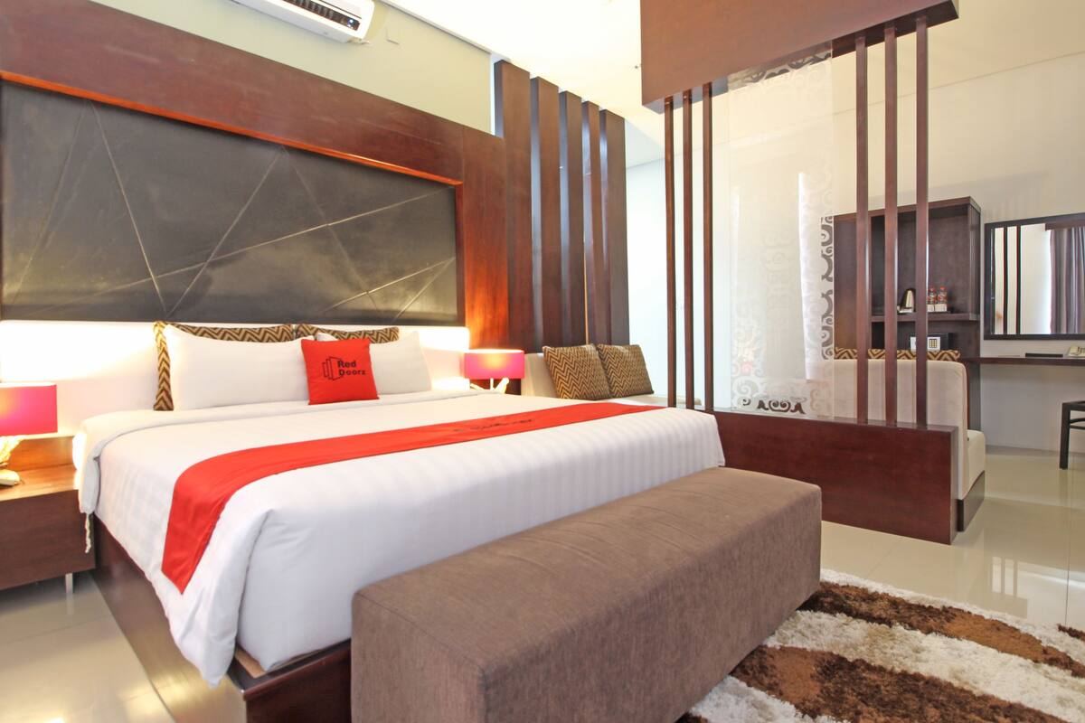 Executive Room | Desk, free WiFi, bed sheets