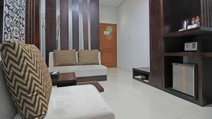 Executive Room | Living room | Flat-screen TV - Reddoorz Premium near Sleman City Hall (Sleman)
