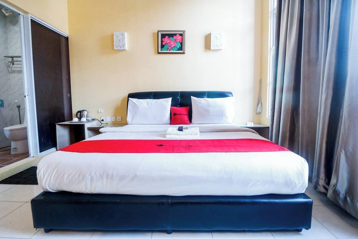 Desk, WiFi (free), bed sheets
