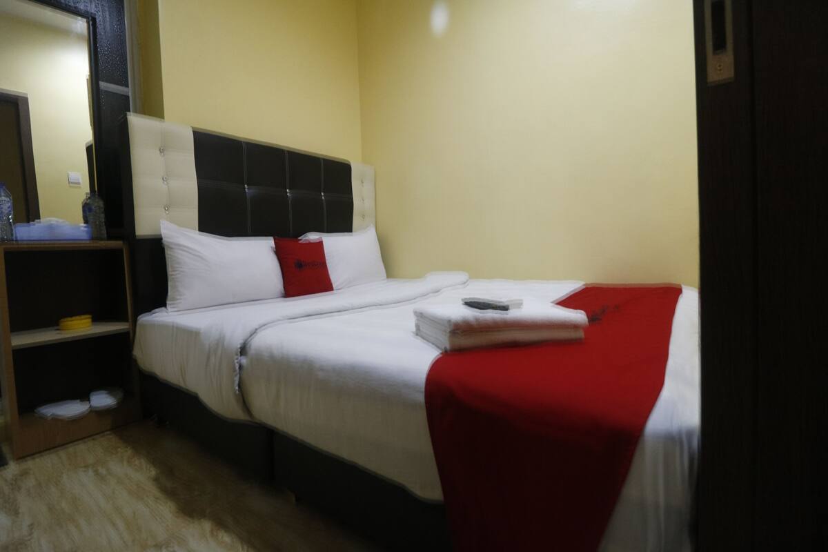 Desk, free WiFi, bed sheets