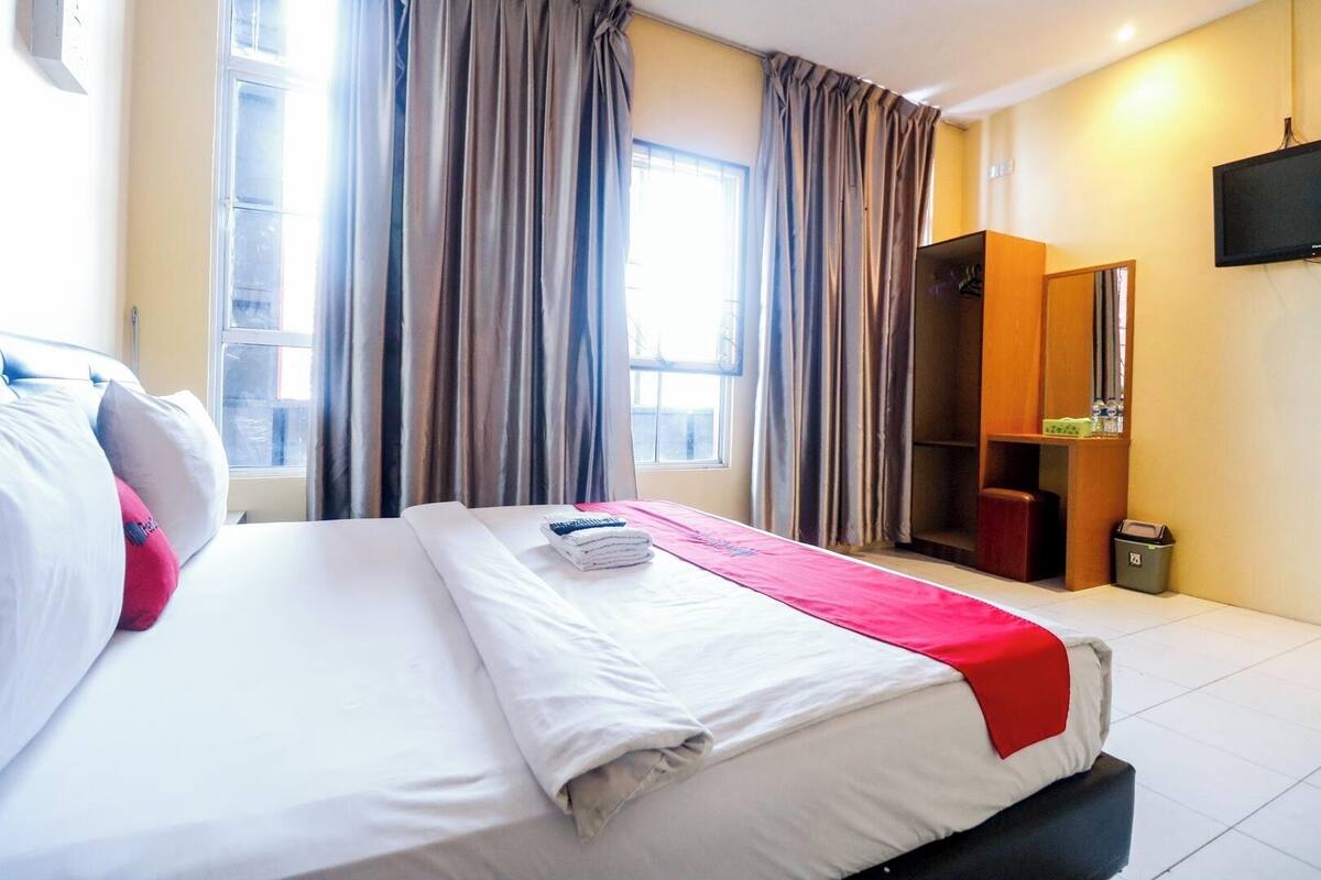 Desk, WiFi (free), bed sheets
