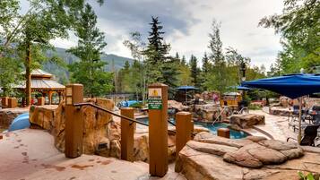 Kolam renang outdoor dan sebuah kolam renang air hangat