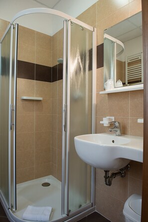 Superior Double or Twin Room | Bathroom | Shower, rainfall showerhead, free toiletries, hair dryer