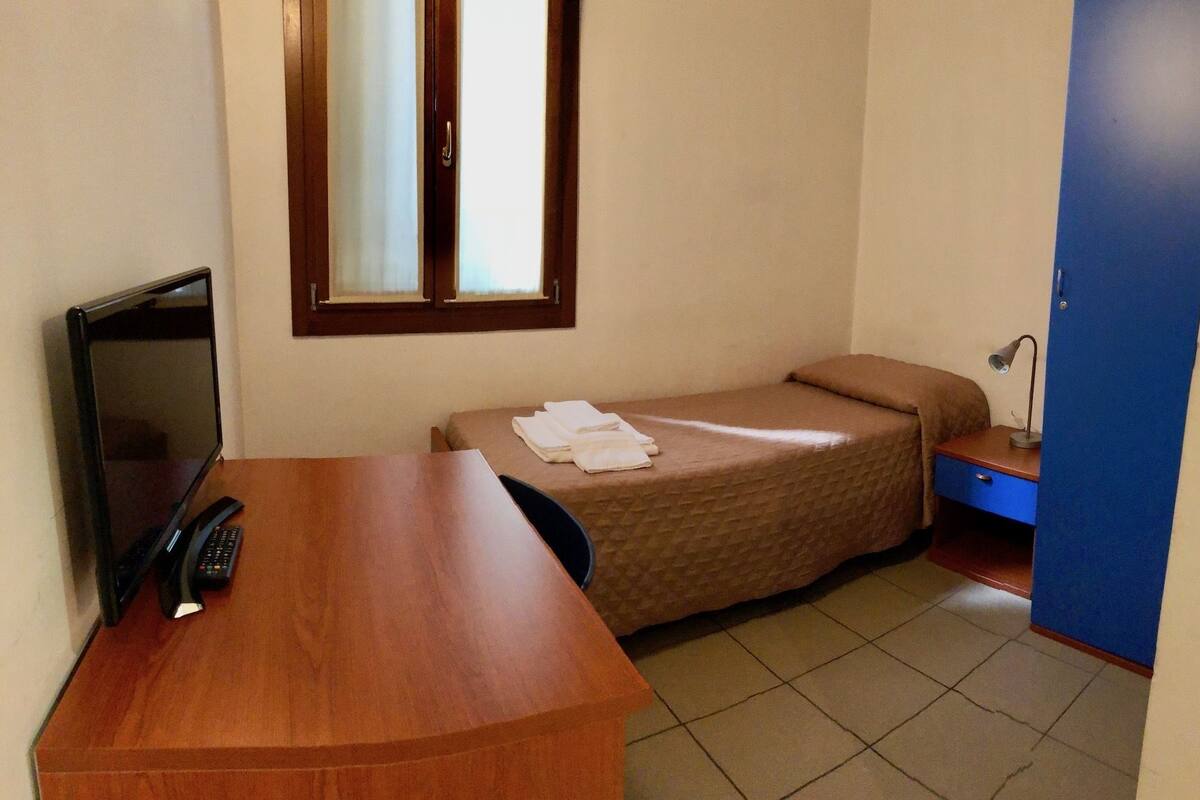 Escritorio, sistema de insonorización, wifi gratis y ropa de cama