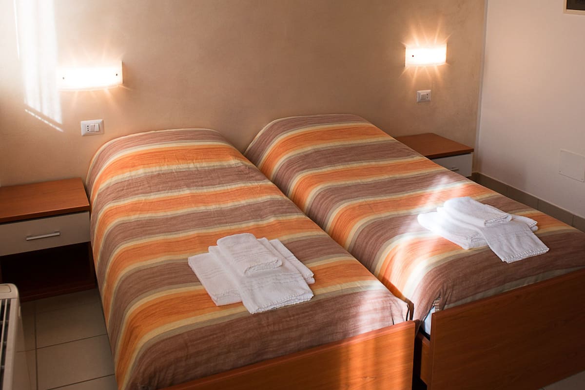 Escritorio, sistema de insonorización, wifi gratis y ropa de cama