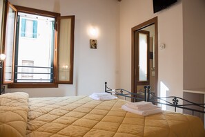 Superior Double or Twin Room | Desk, soundproofing, free WiFi, bed sheets - Domus Clugiae (Chioggia)