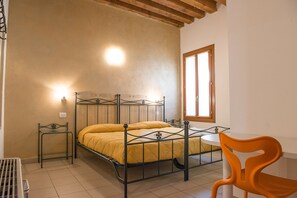 Superior Double or Twin Room | Desk, soundproofing, free WiFi, bed sheets - Domus Clugiae (Chioggia)