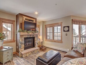 Condo, 1 Bedroom, Non Smoking | Living room | Flat-screen TV, fireplace