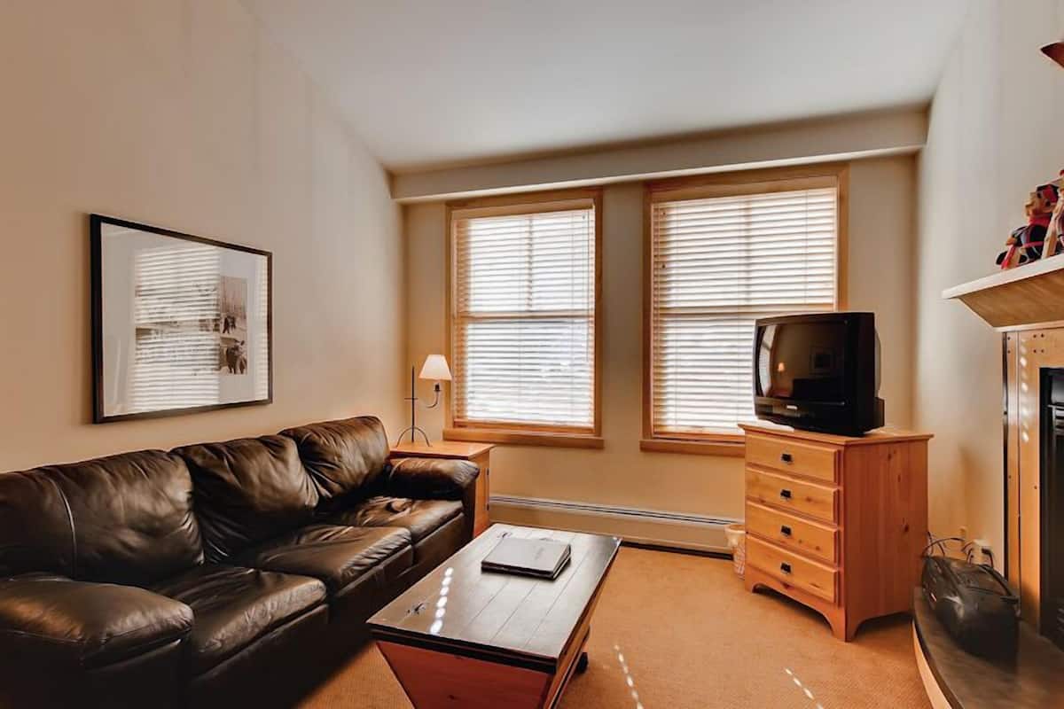 Condo, 1 Bedroom, Non Smoking | Iron/ironing board, WiFi (free), individually decorated