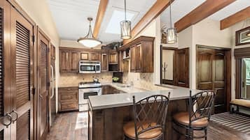 Condo, 3 Bedrooms, Non Smoking | Private kitchen | Fridge, microwave, stovetop, dishwasher