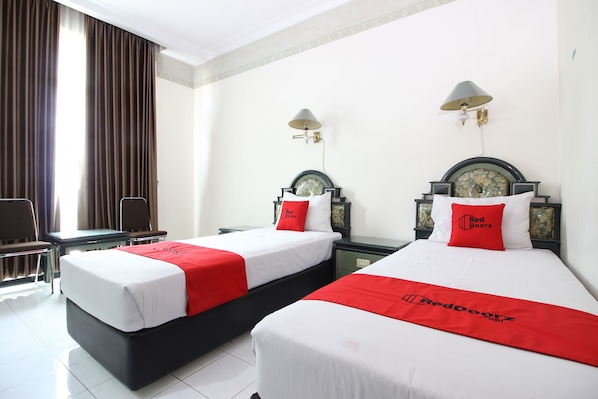 Twin Room | Desk, free WiFi, bed sheets