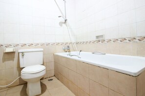 Family Room | Bathroom | Shower, free toiletries, towels - Akur Hotel Malioboro (Yogyakarta)