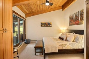 Condo, 2 Bedrooms, Non Smoking | Dihias secara berasingan, dilengkapkan perabot secara berasingan, meja 