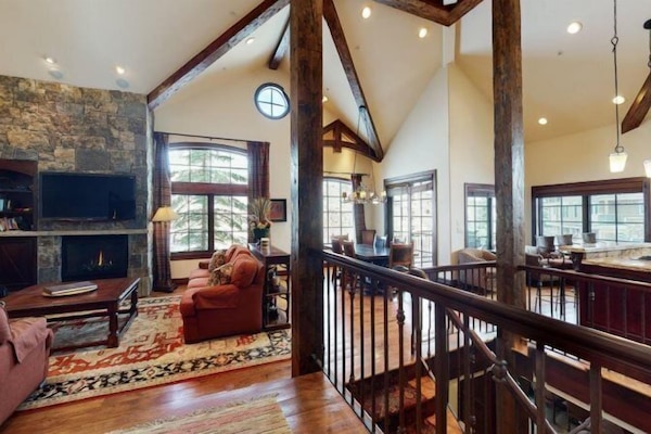 Condo, 4 habitaciones, para no fumadores | Área de sala de estar | Televisión de pantalla plana, chimenea y reproductor de DVD