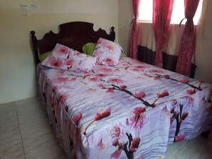 Standaard kamer, 1 queensize bed, koelkast & magnetron | Gratis wifi