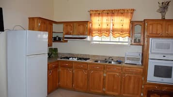 Appartement familial, 1 chambre, cuisine, côté montagne | Cuisine privée | Réfrigérateur grande capacité avec congélateur, four à micro-ondes