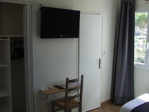Escriptori, cortines opaques, habitacions insonoritzades i bressols