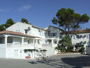 Exterior - Hôtel Le Sarac (Clermont-l'Herault)
