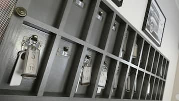 Una hilera de taquillas con los números del 11 al 14, cada una con una llave.