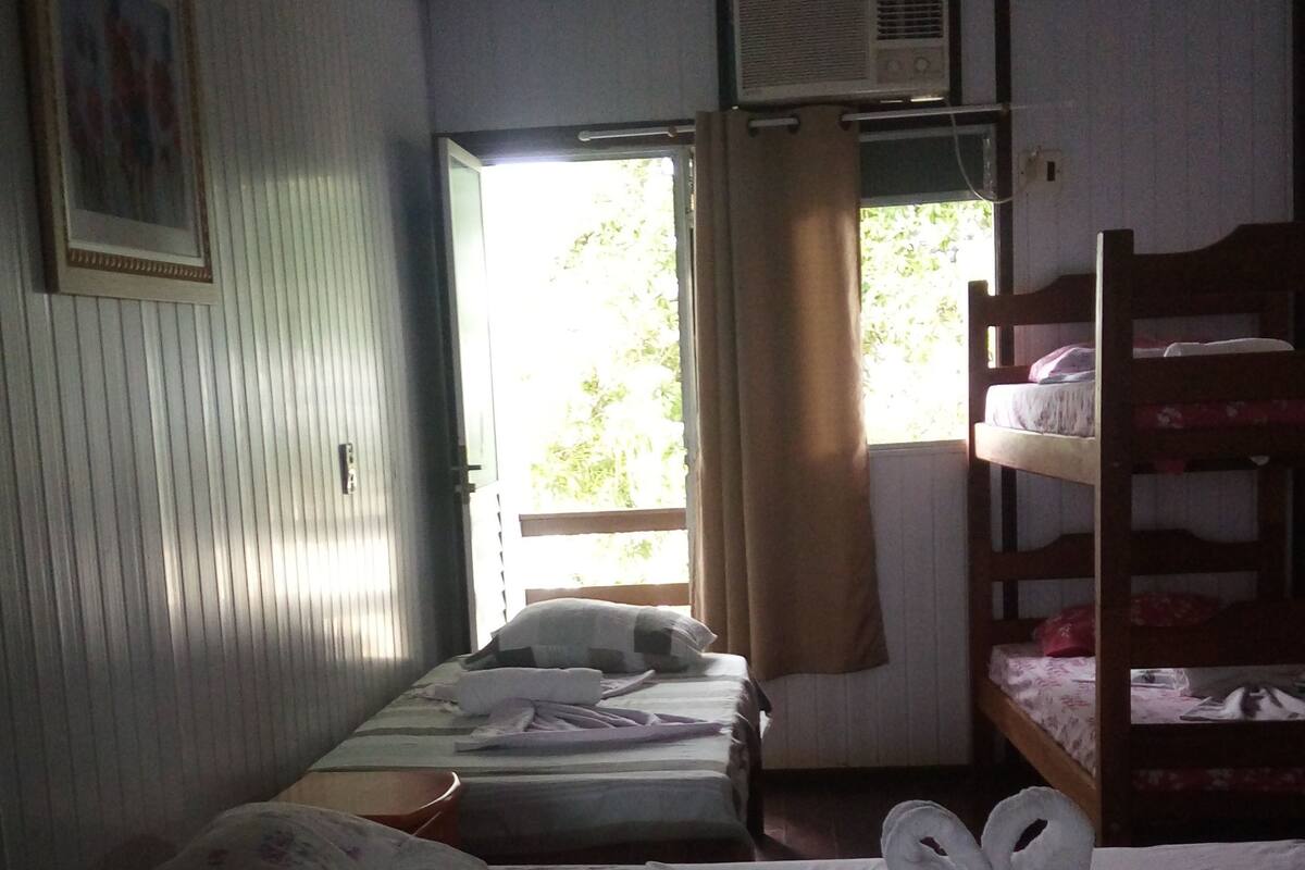 Neljän hengen perhehuone, useita sänkyjä, tupakointi kielletty | Minibaari, pimennysverhot, silitysrauta/-lauta, vuodevaatteet