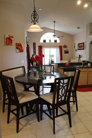 In-room dining - 4BR 3BA Home in Rolling Hiils by CV-7901 (Kissimmee)