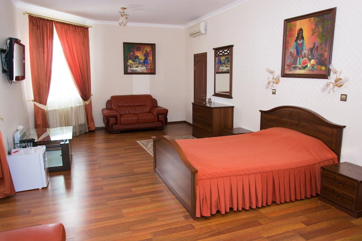 Suite, balcone | Biancheria da letto ipoallergenica, minibar, una cassaforte in camera