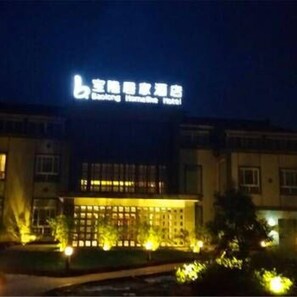 Fachada de la propiedad por la tarde o noche