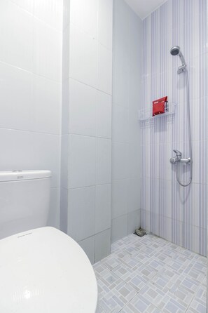 Habitación doble | Baño | Regadera, amenidades de baño gratuitas, toallas 