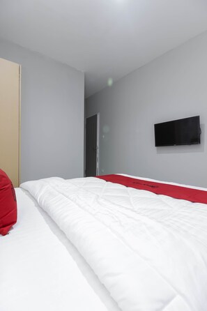 Escritorio, wifi gratis y ropa de cama 