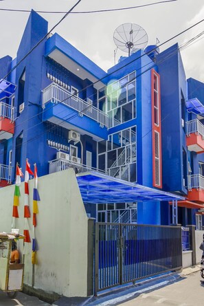 Exterior - RedDoorz Syariah near Metropolitan Mall Bekasi (Bekasi)