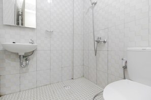 Kamar Double | Kamar mandi | Shower, perlengkapan mandi gratis,  dan handuk