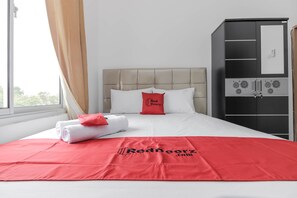 Desk, free WiFi, bed sheets